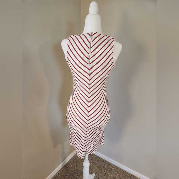 Small Tart Red and White Stripped Chevron Pattern Sleeveless Dress 😍 ✨️ - Picture 7 of 10